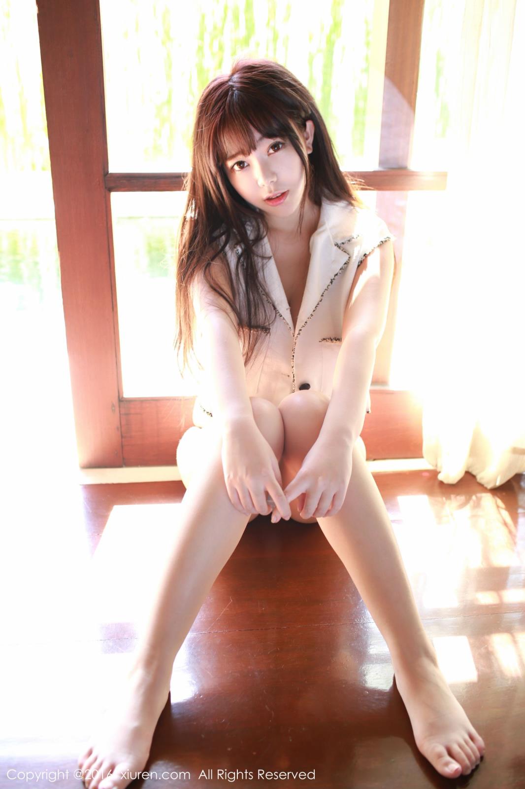 秀人网巨乳美女刘飞儿Faye黑丝美腿内衣诱惑大尺度巴厘岛写真