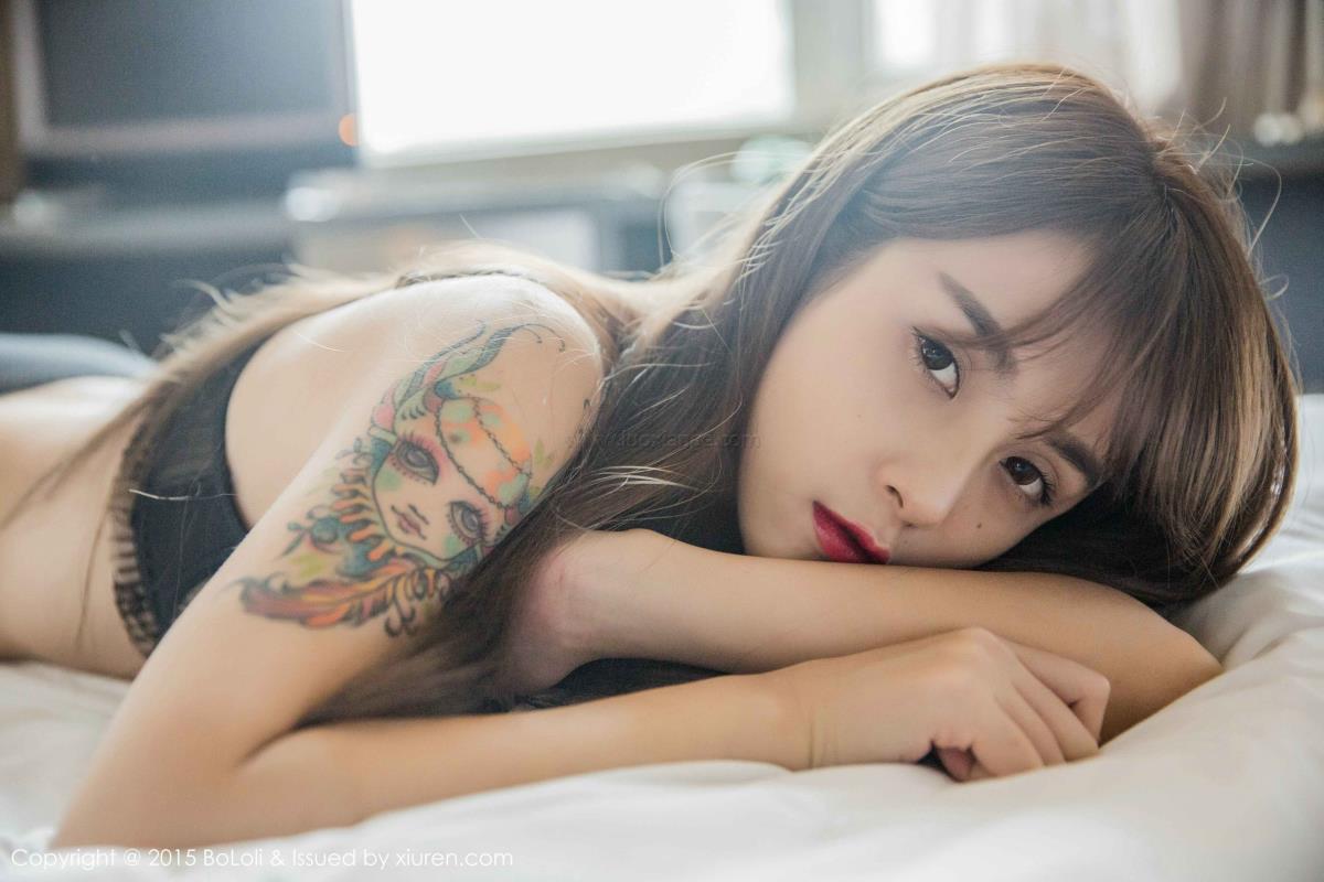 波萝社性感美女夏美酱白皙美胸内衣诱惑首套写真
