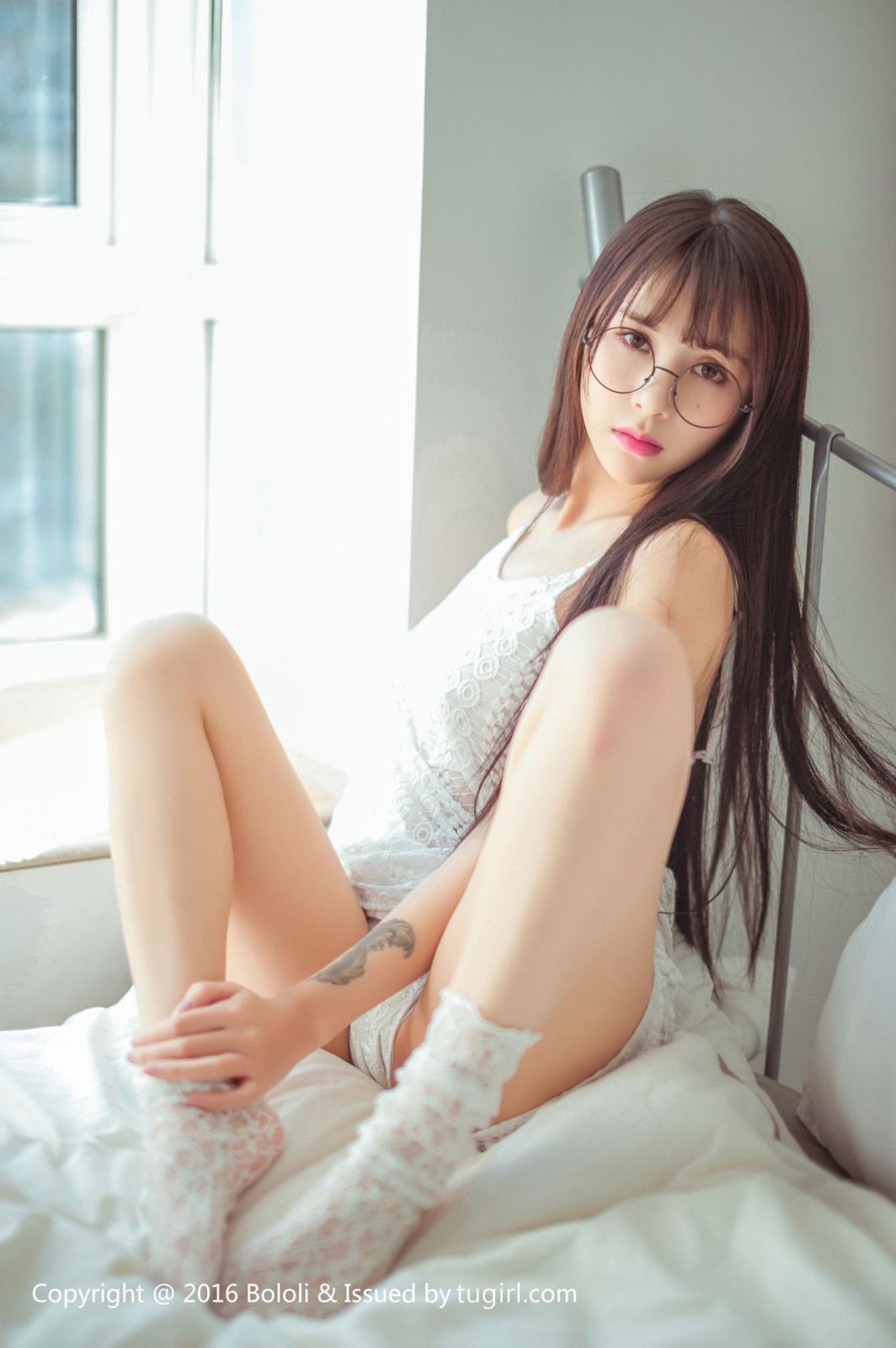 极品嫩模夏美酱清新睡衣巨乳微露修长美腿套图