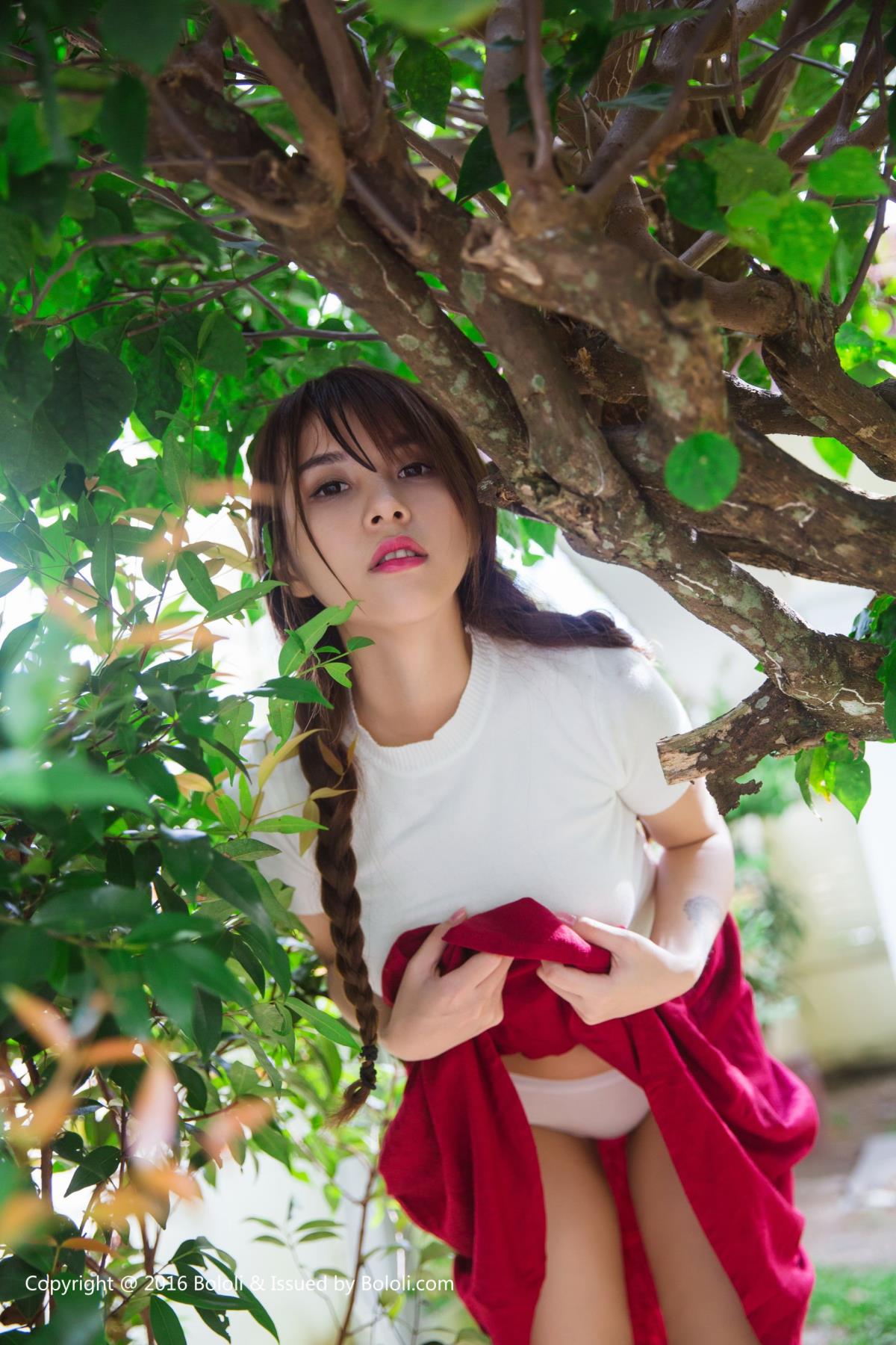 性感女神夏美酱草莓内衣白皙爆乳泳池写真