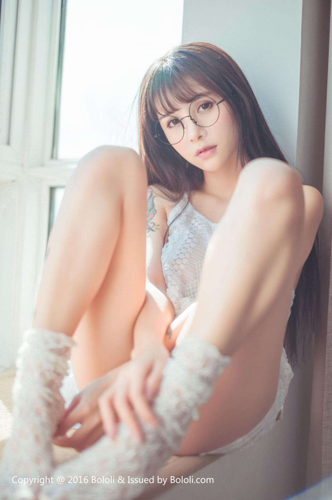 极品嫩模夏美酱清新睡衣巨乳微露修长美腿套图