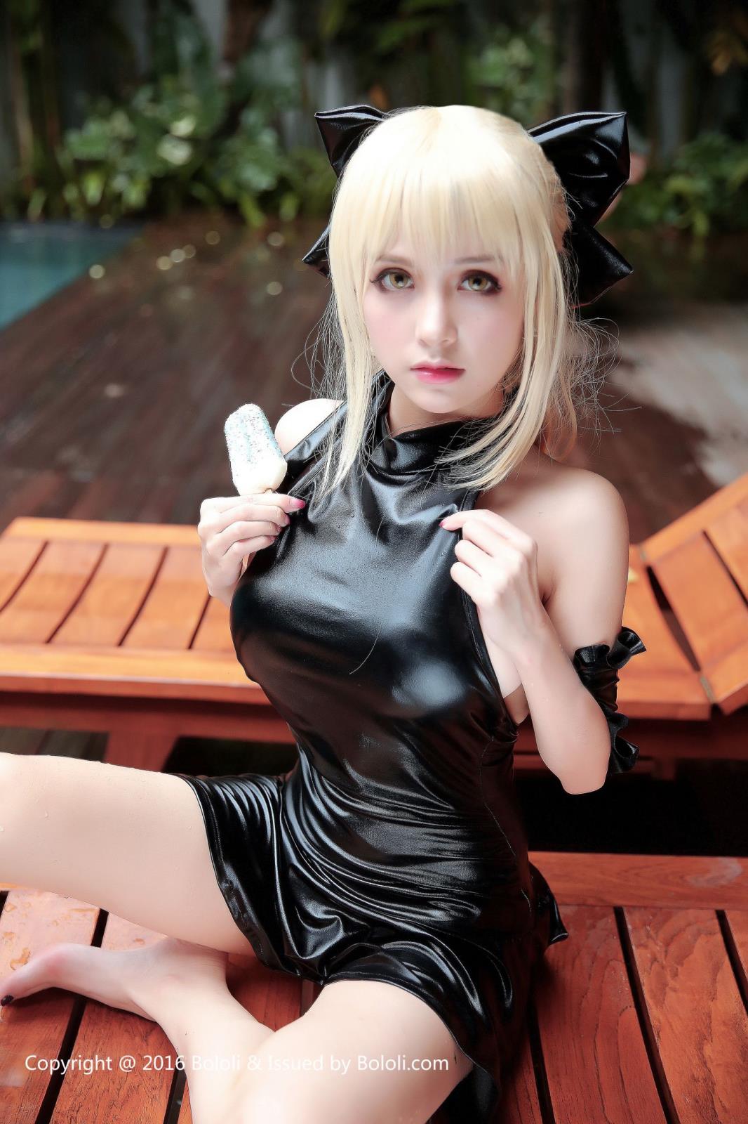 极品嫩模夏美酱泳池saber条纹比基尼巴厘岛旅拍
