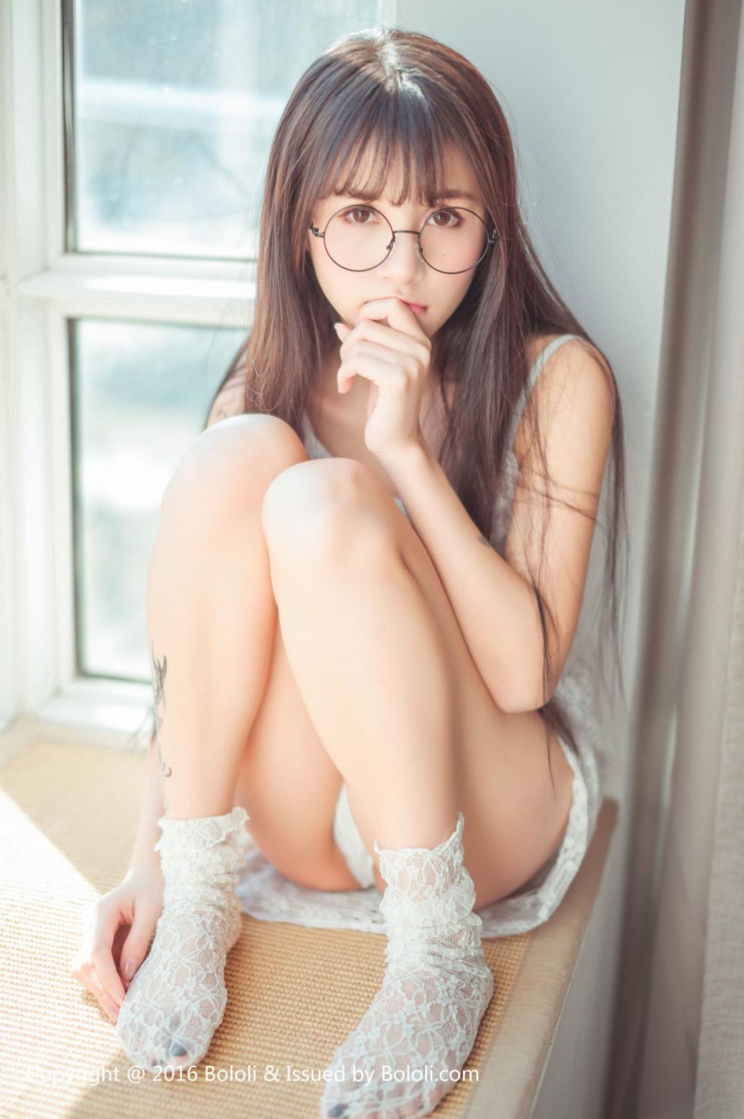 极品嫩模夏美酱清新睡衣巨乳微露修长美腿套图