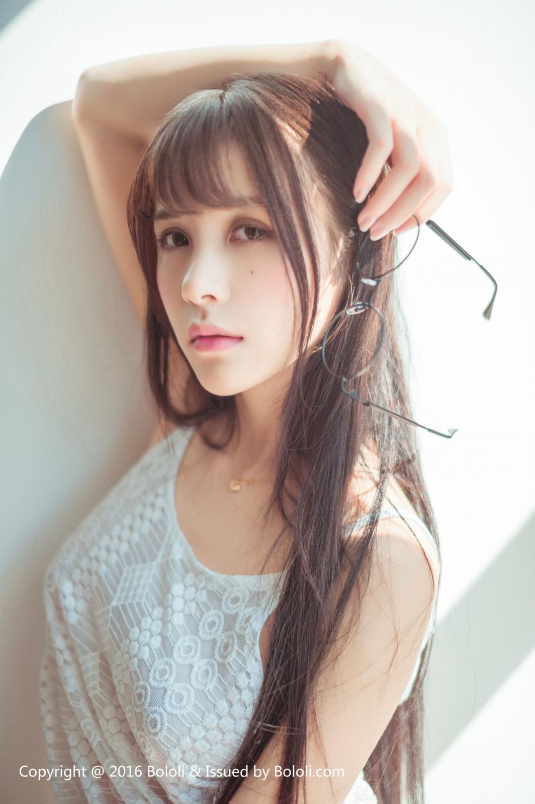 极品嫩模夏美酱清新睡衣巨乳微露修长美腿套图