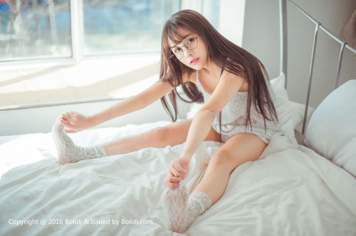 极品嫩模夏美酱清新睡衣巨乳微露修长美腿套图