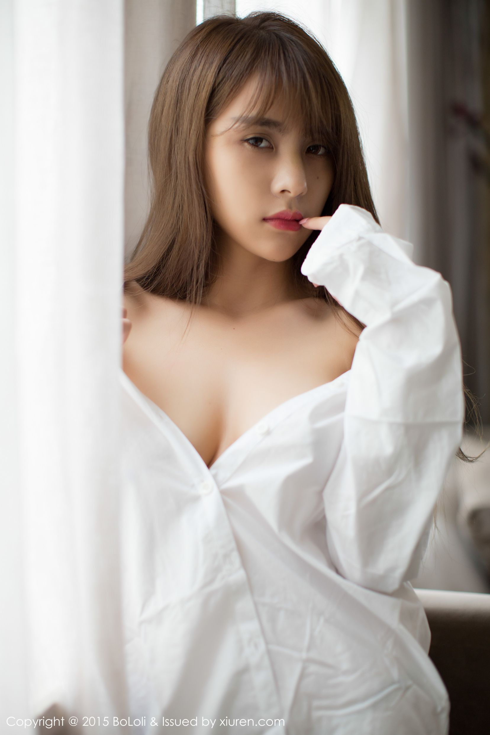 波萝社性感嫩模夏美酱白嫩美胸内衣诱惑普吉岛旅拍