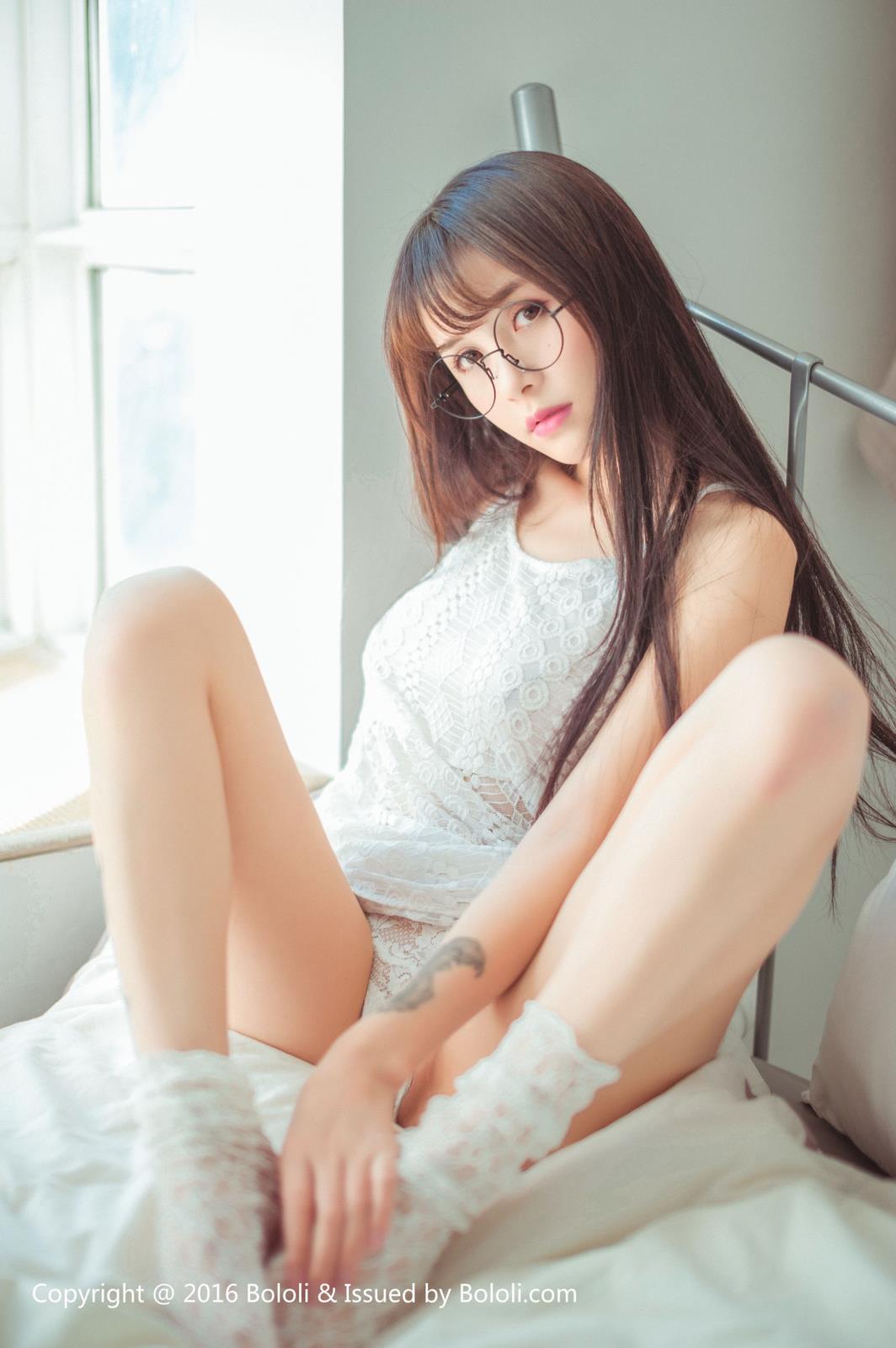 极品嫩模夏美酱清新睡衣巨乳微露修长美腿套图