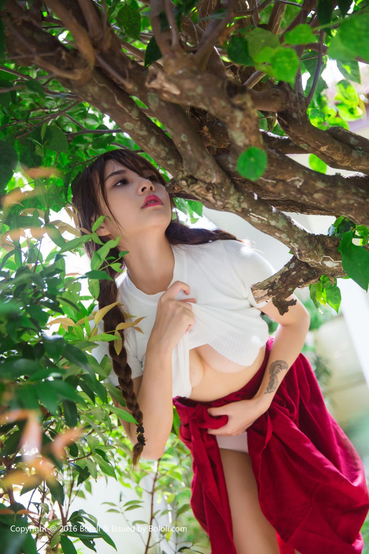 性感女神夏美酱草莓内衣白皙爆乳泳池写真