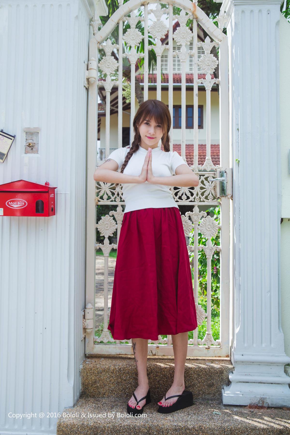 性感女神夏美酱草莓内衣白皙爆乳泳池写真