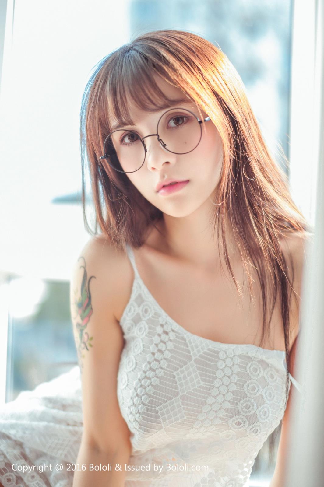极品嫩模夏美酱清新睡衣巨乳微露修长美腿套图