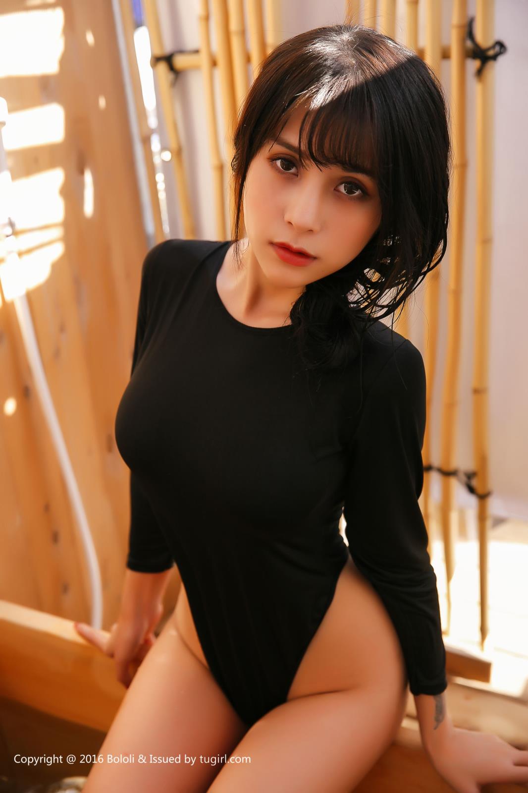 性感尤物夏美酱蕾丝透视睡衣死库水湿身诱惑
