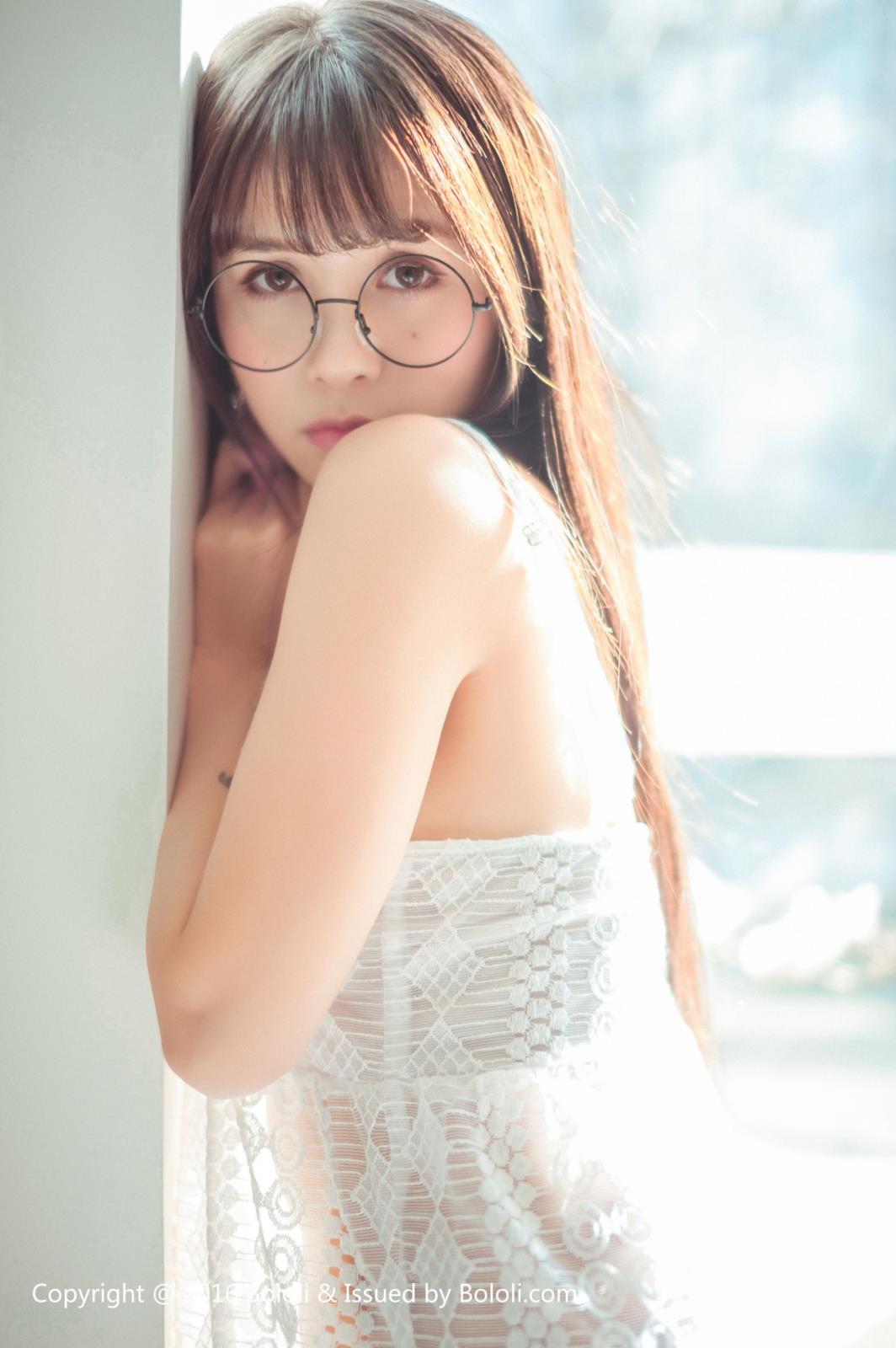 极品嫩模夏美酱清新睡衣巨乳微露修长美腿套图