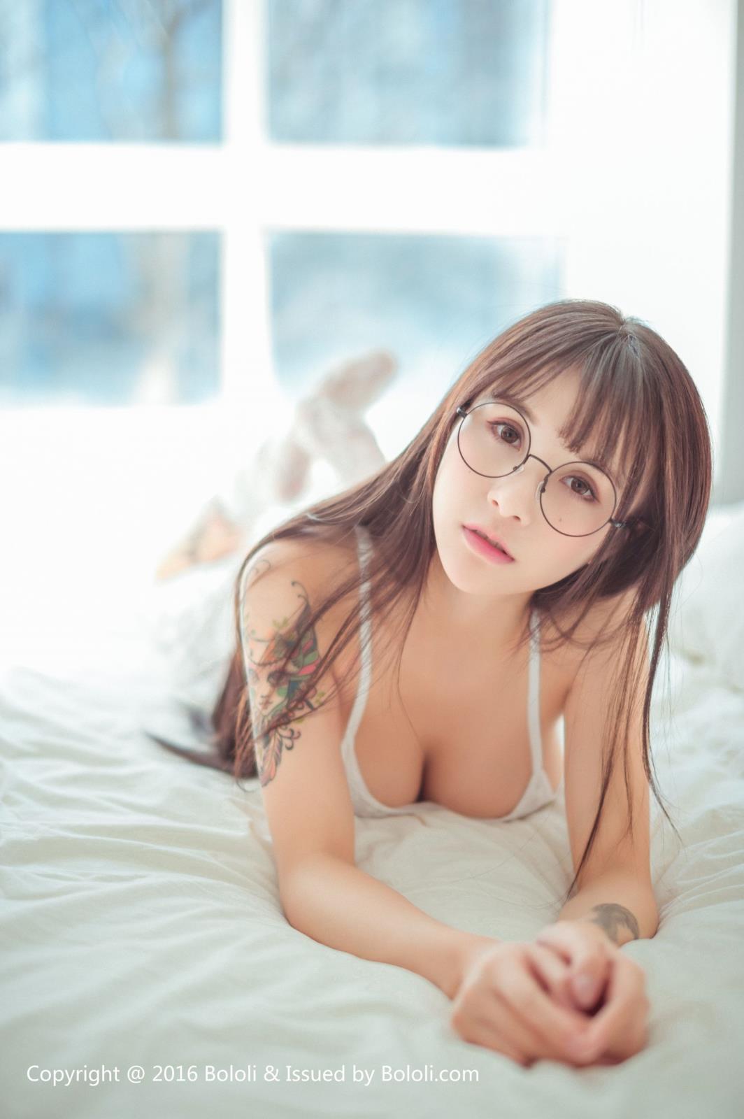 极品嫩模夏美酱清新睡衣巨乳微露修长美腿套图