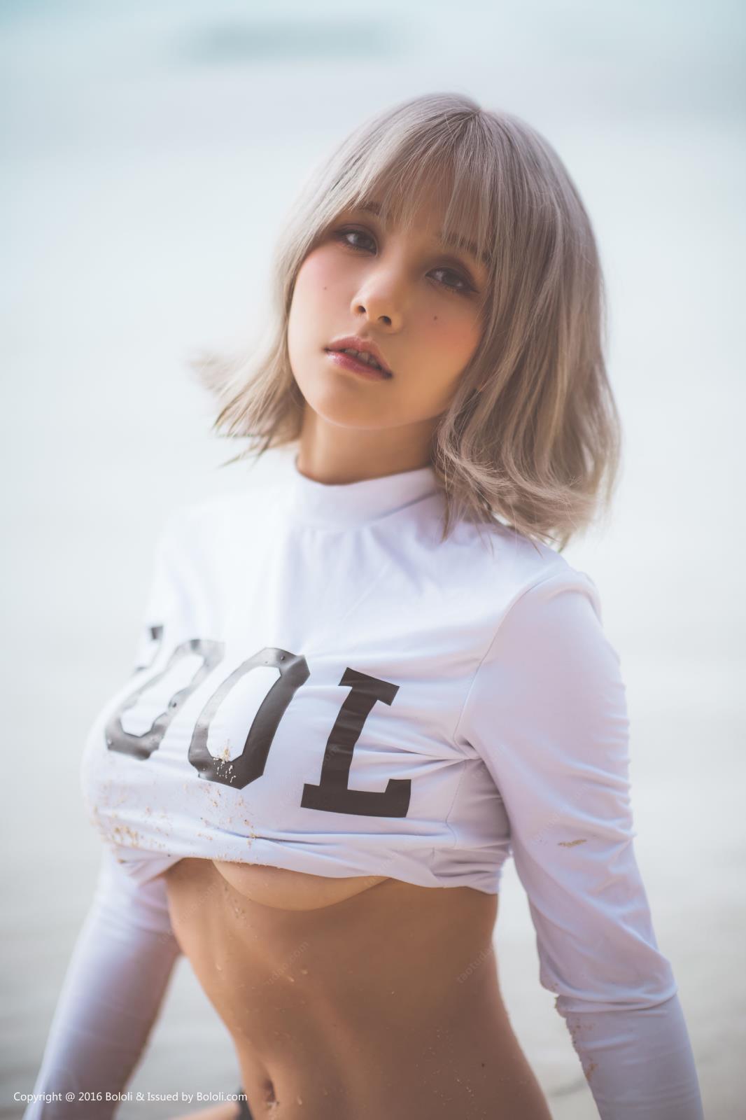 宅男女神夏美酱白色上衣黑色胖次海边写真