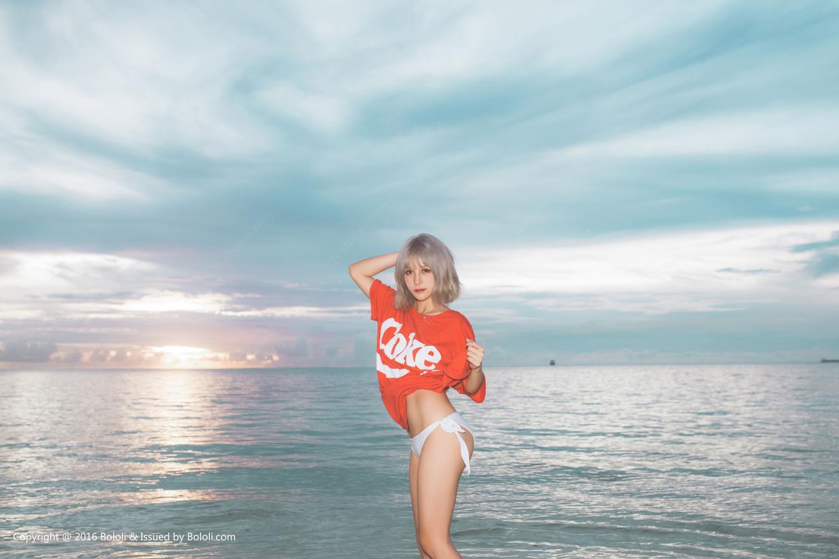 宅男女神夏美酱白色上衣黑色胖次海边写真