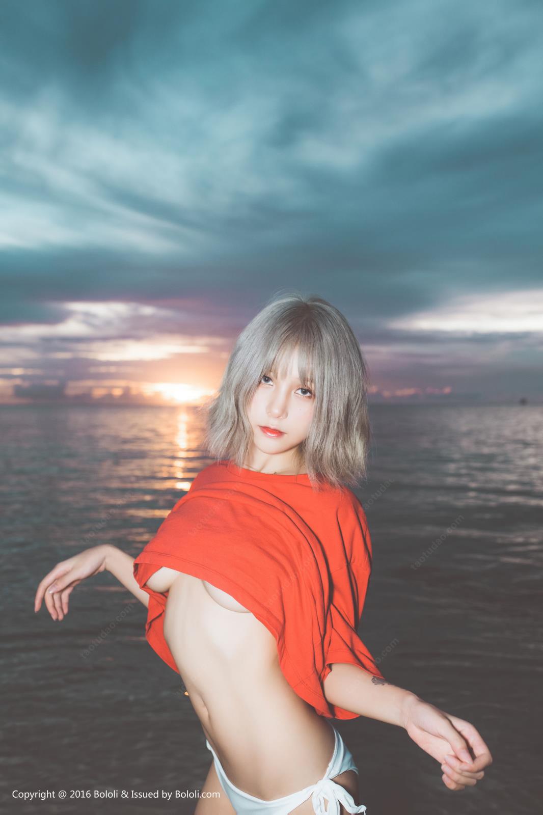 宅男女神夏美酱白色上衣黑色胖次海边写真