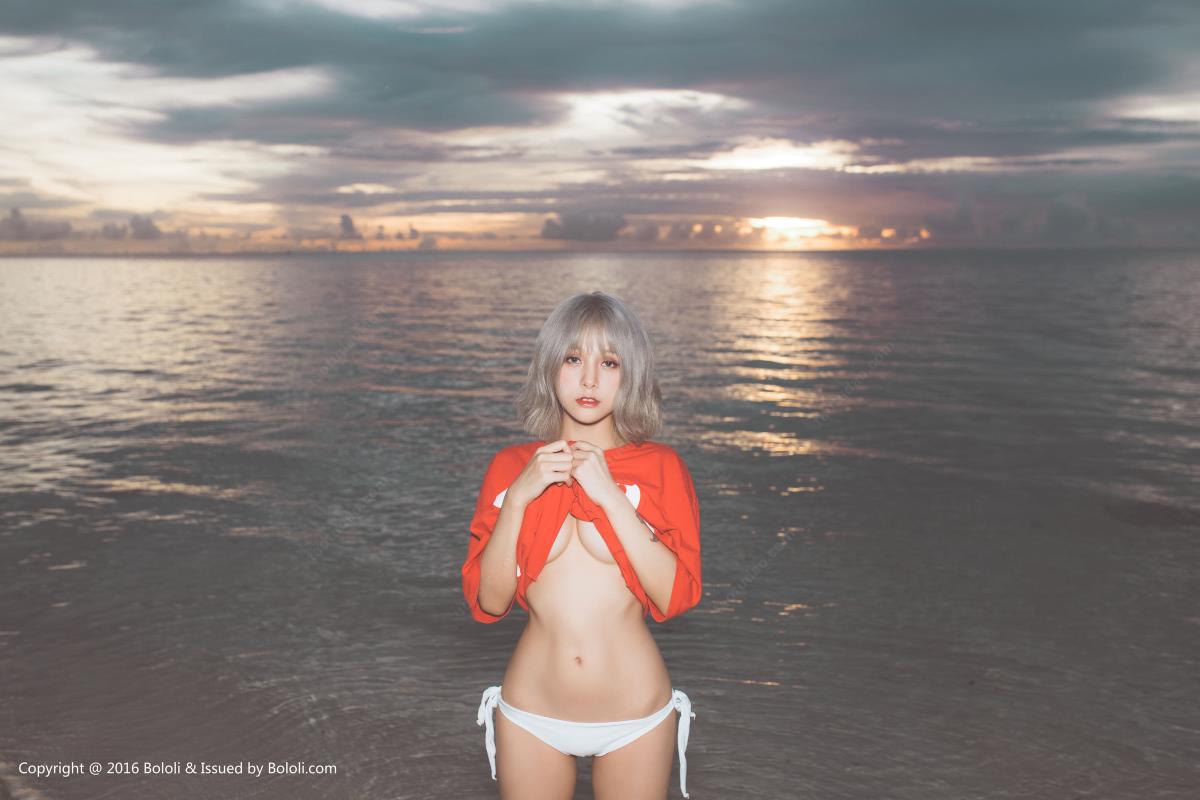 宅男女神夏美酱白色上衣黑色胖次海边写真