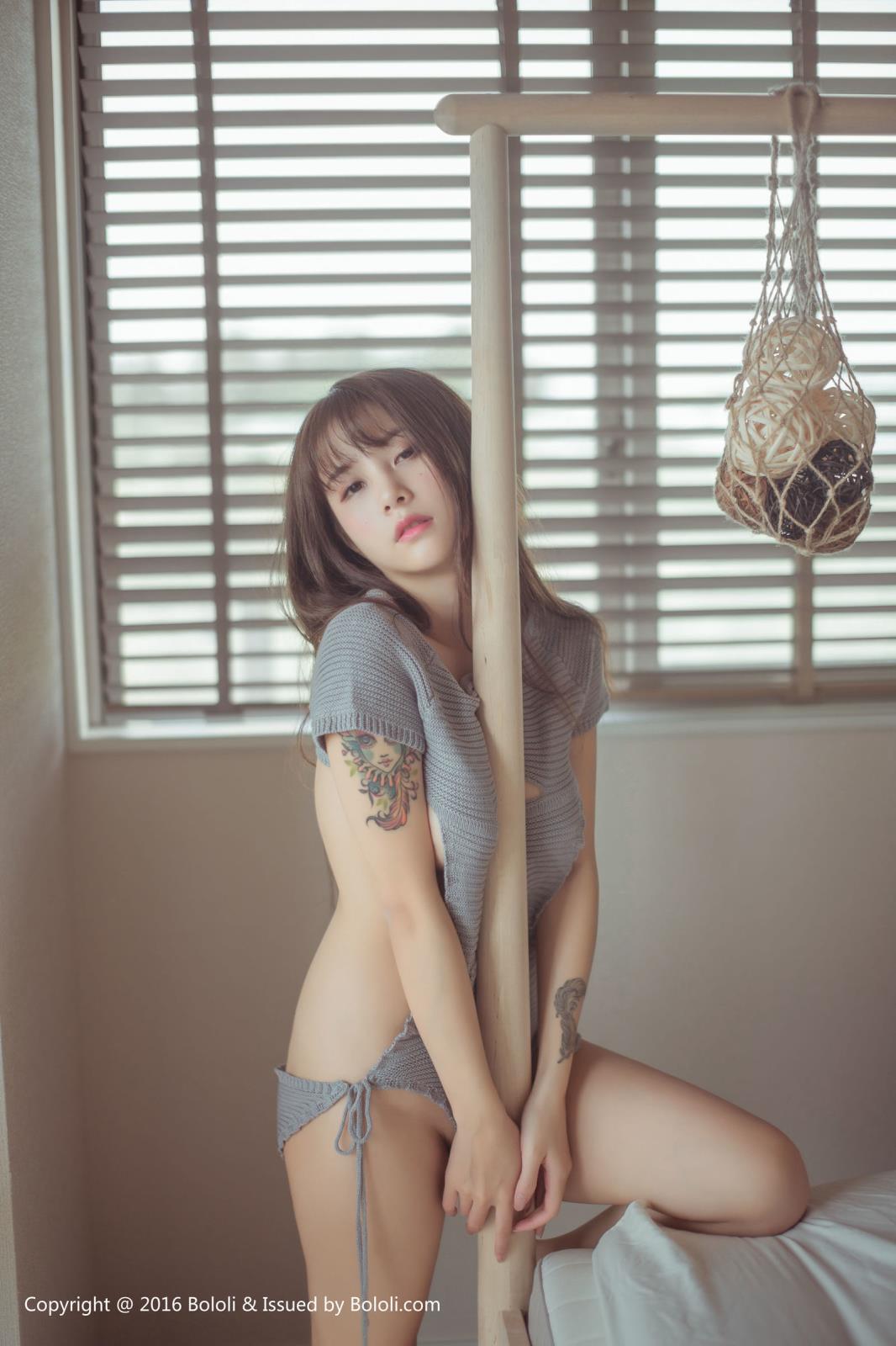 网红美女夏美酱露背毛衣显爆乳翘臀性感私房照