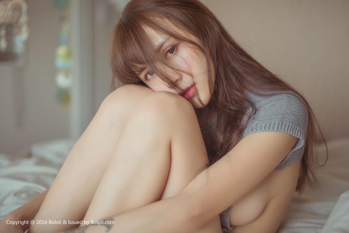 网红美女夏美酱露背毛衣显爆乳翘臀性感私房照