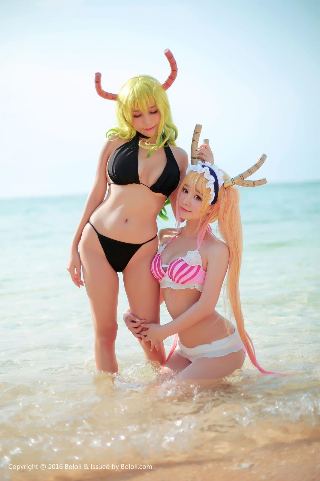性感姐妹花夏美酱&柳侑绮身着比基尼COS妹抖龙