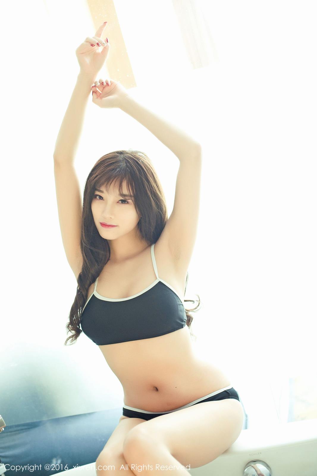 性感大美妞小甜心CC运动服比基尼酥胸翘臀写真