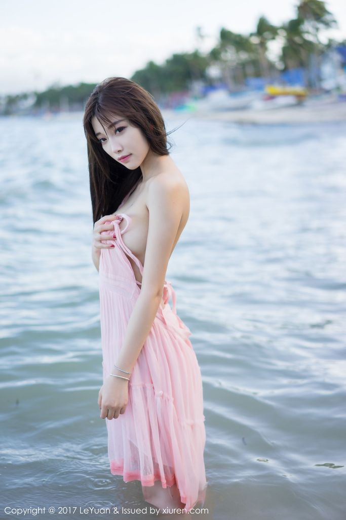 性感女神杨晨晨sugar海边比基尼湿身诱惑写真