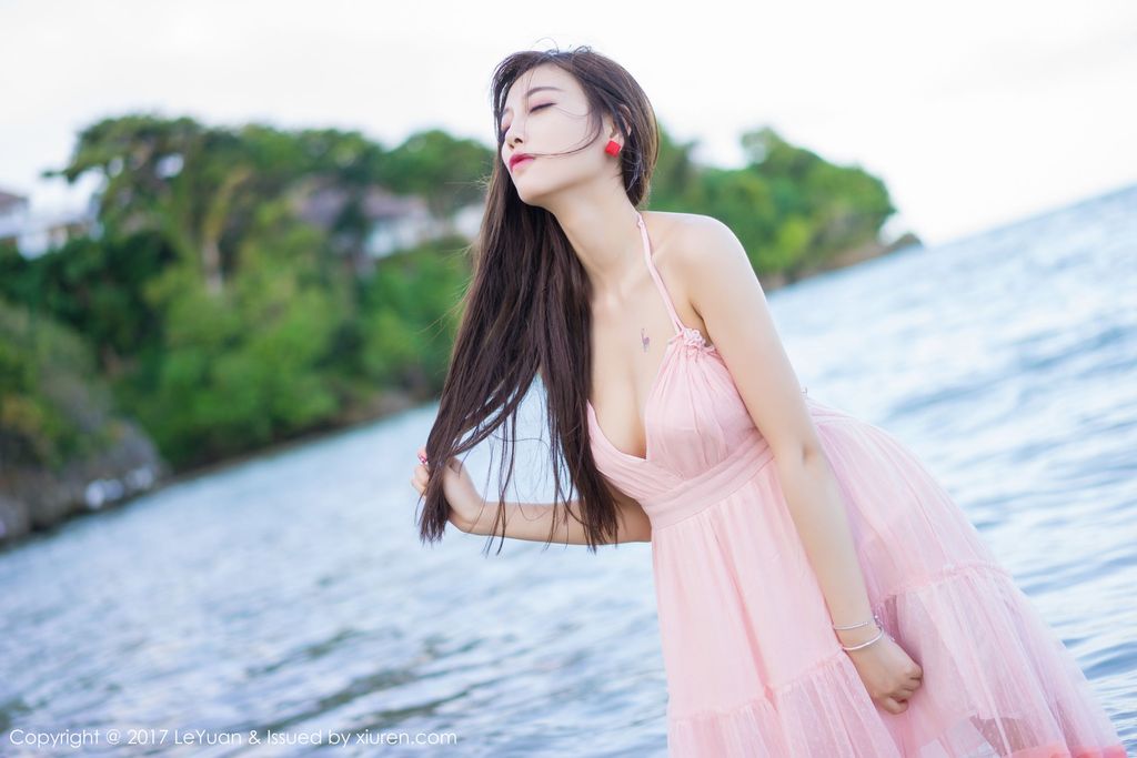 性感女神杨晨晨sugar海边比基尼湿身诱惑写真