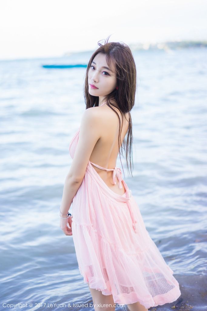 性感女神杨晨晨sugar海边比基尼湿身诱惑写真