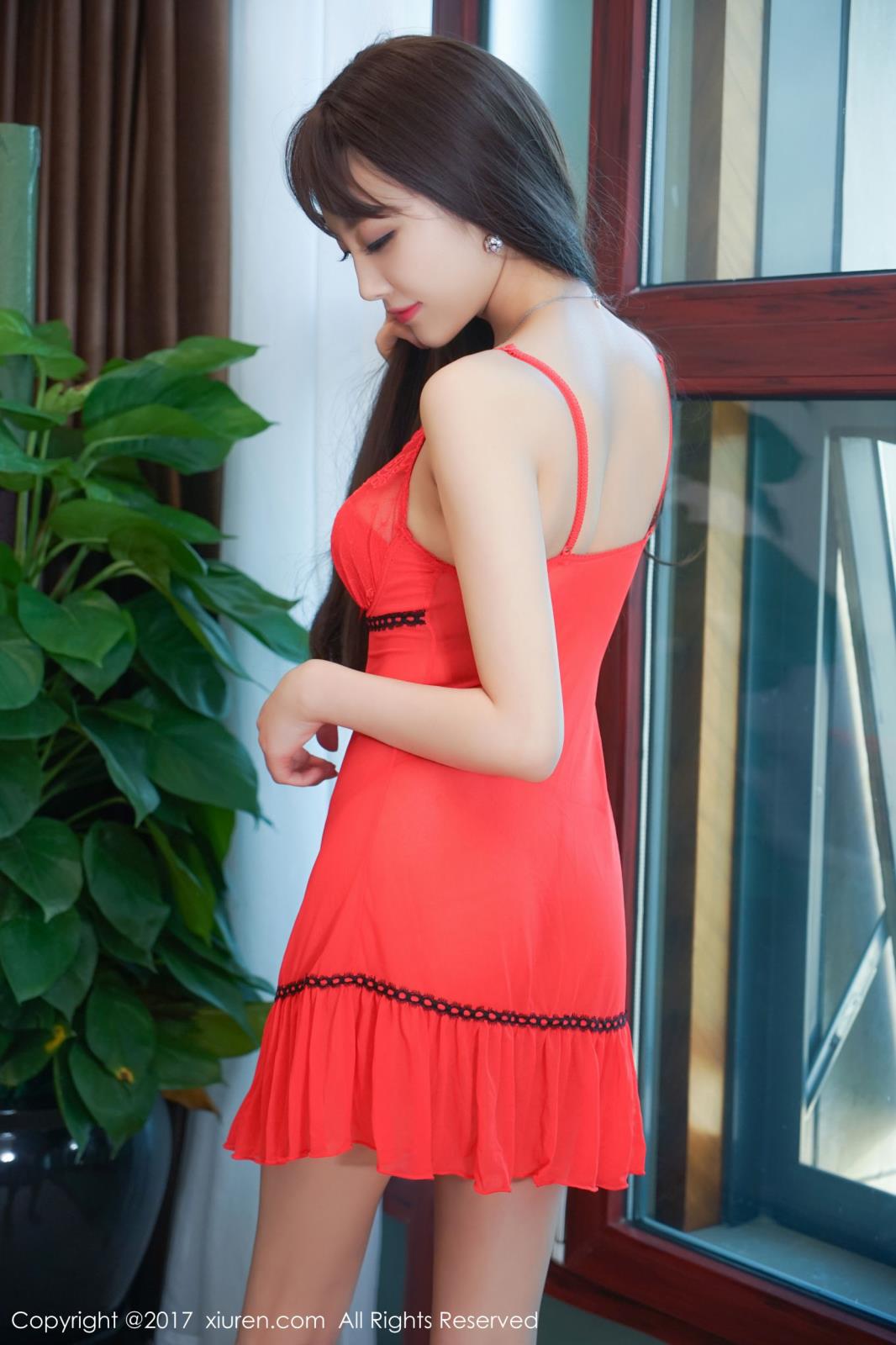 甜美女神杨晨晨sugar蕾丝睡衣丁字裤黑丝美腿性感写真