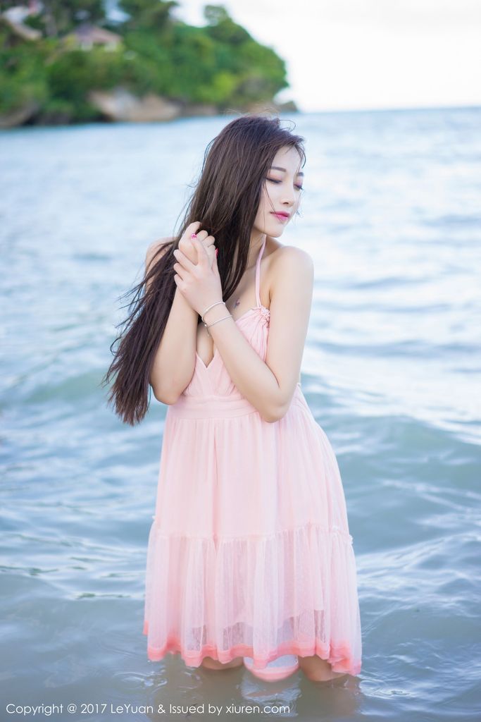 性感女神杨晨晨sugar海边比基尼湿身诱惑写真