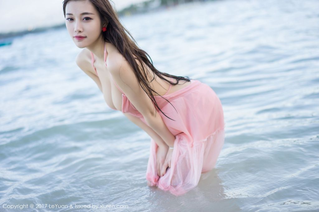 性感女神杨晨晨sugar海边比基尼湿身诱惑写真