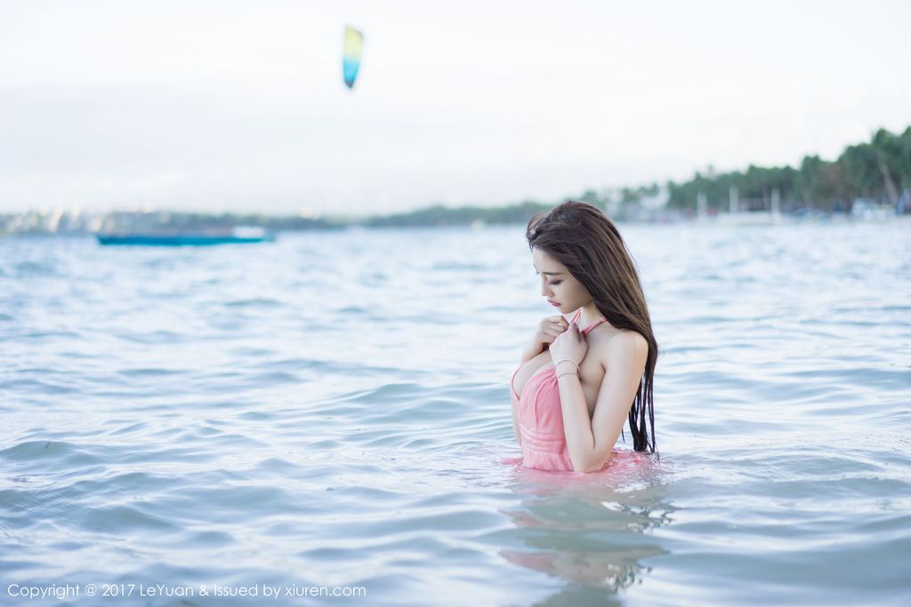 性感女神杨晨晨sugar海边比基尼湿身诱惑写真