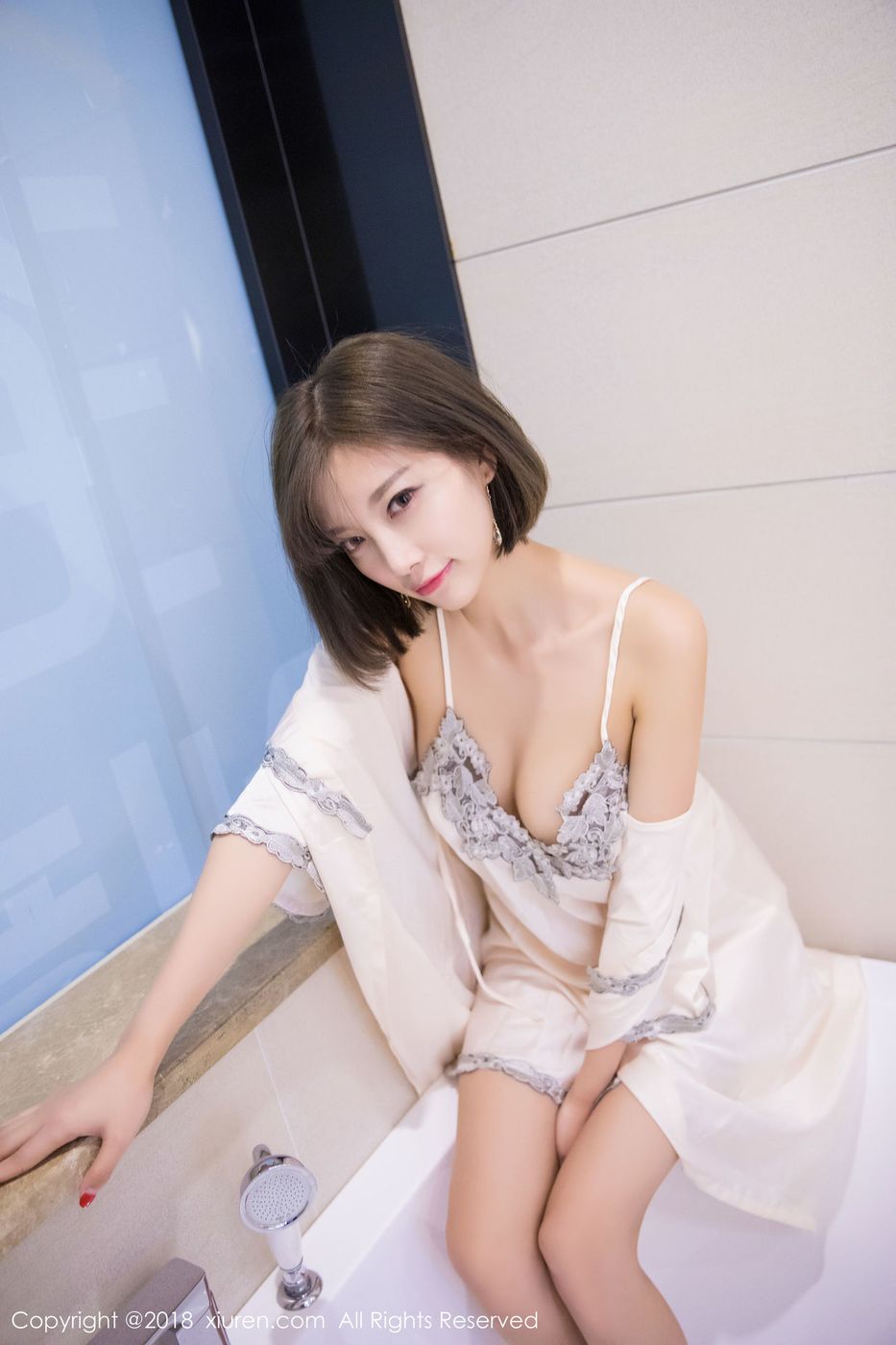 秀人网甜美女神杨晨晨sugar美腿翘臀吊裙睡衣私房诱惑