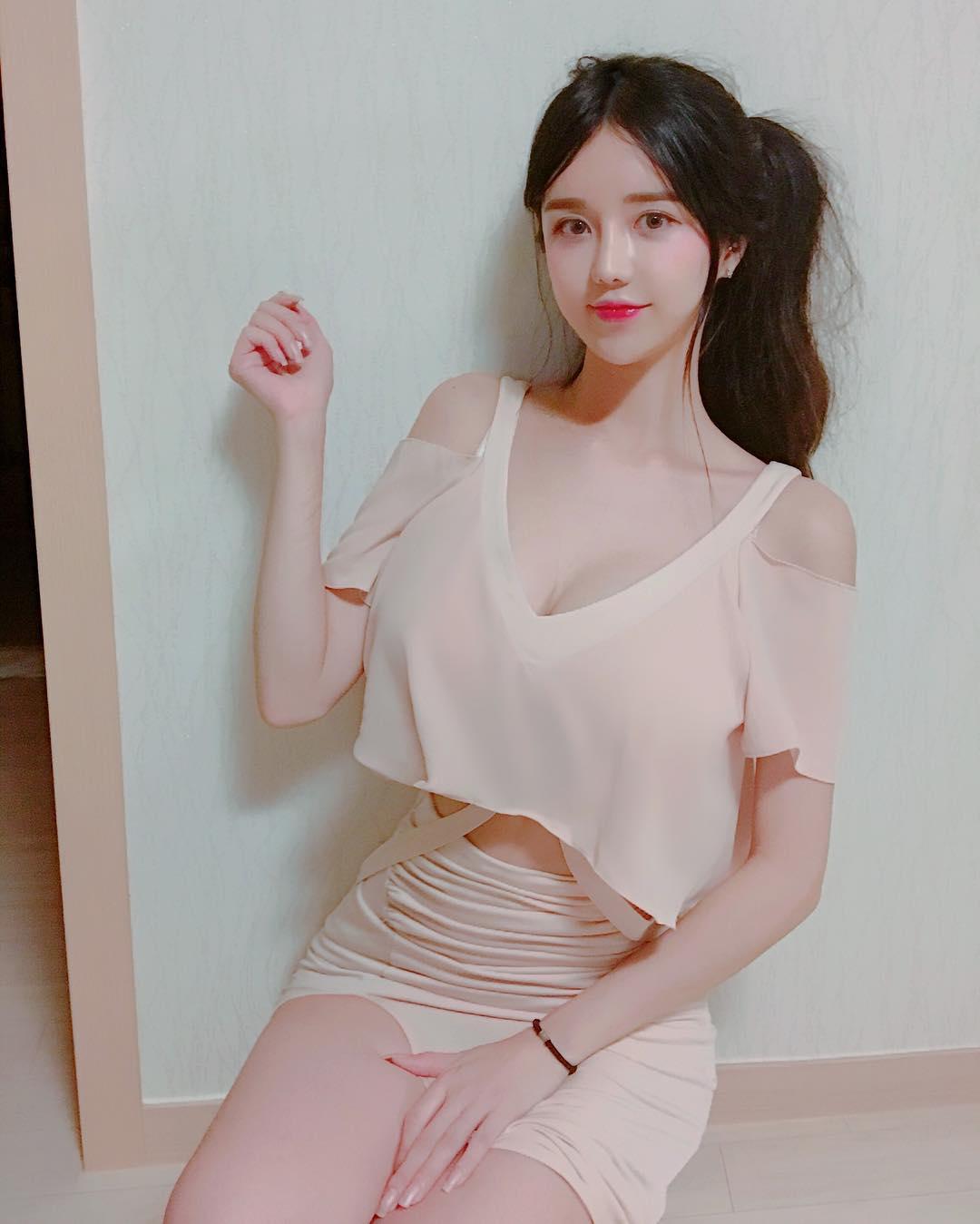 韩国梦幻女神李秀彬人间胸器白皙巨乳内衣诱惑私房照
