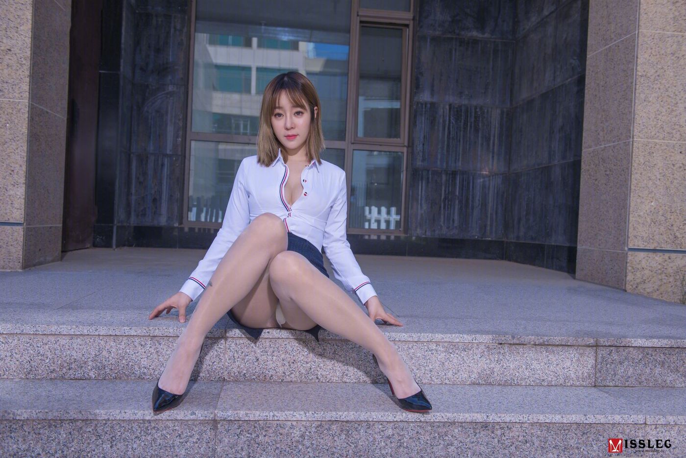性感女神王语纯职场OL撕裂丝袜美腿写真套图 V003