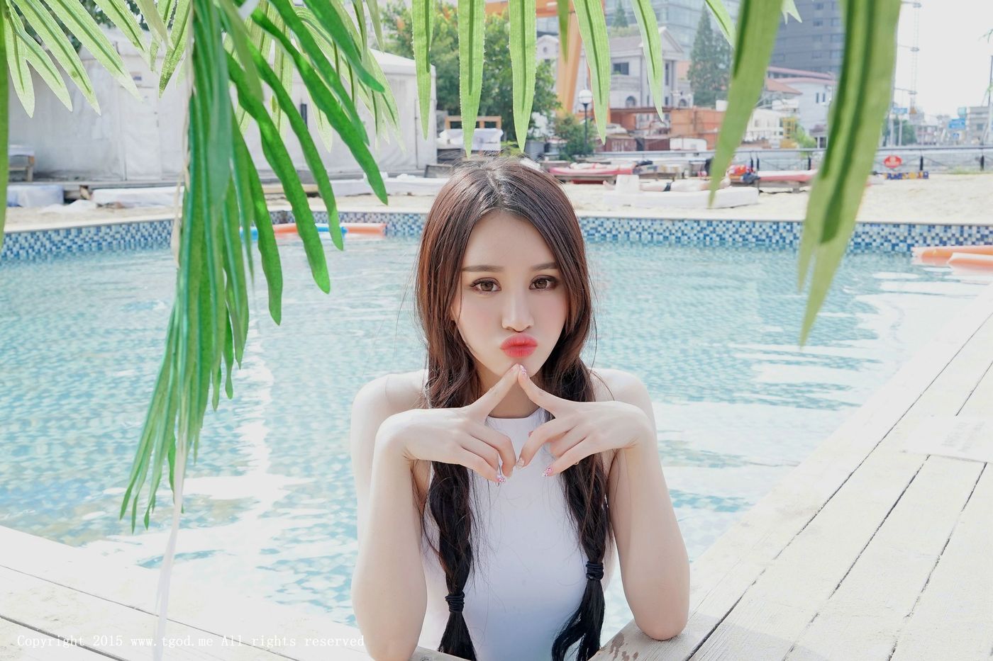 性感女神Cheryl青树泳池死库水内衣诱惑清凉写真