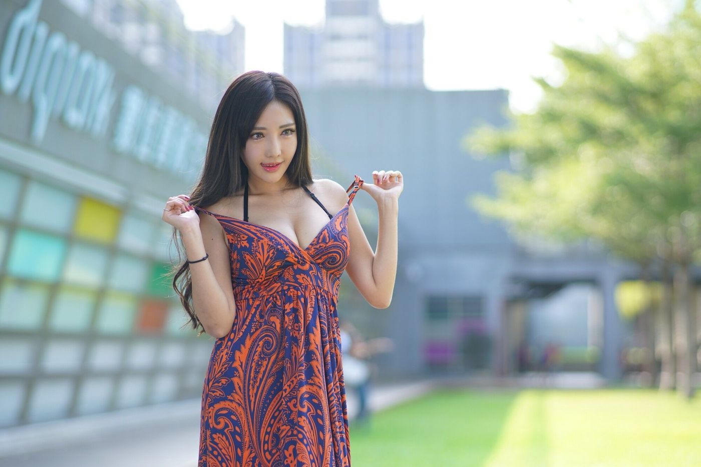 台湾美女腿模趙芸Loveyun台中美术馆优雅长裙丰满美胸外拍
