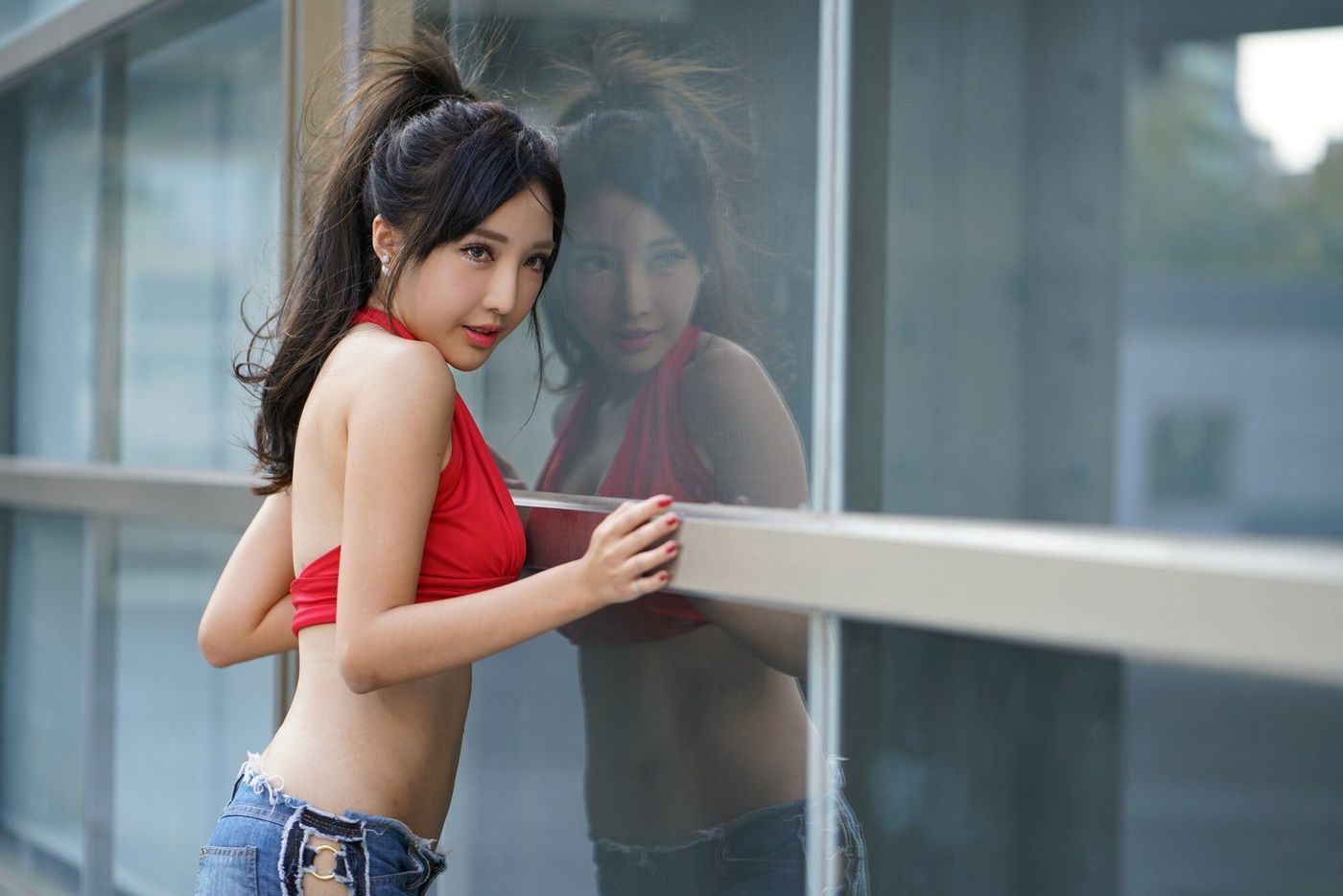 台湾美女嫩模赵芸台中美术馆红色开胸牛仔长靴街拍写真