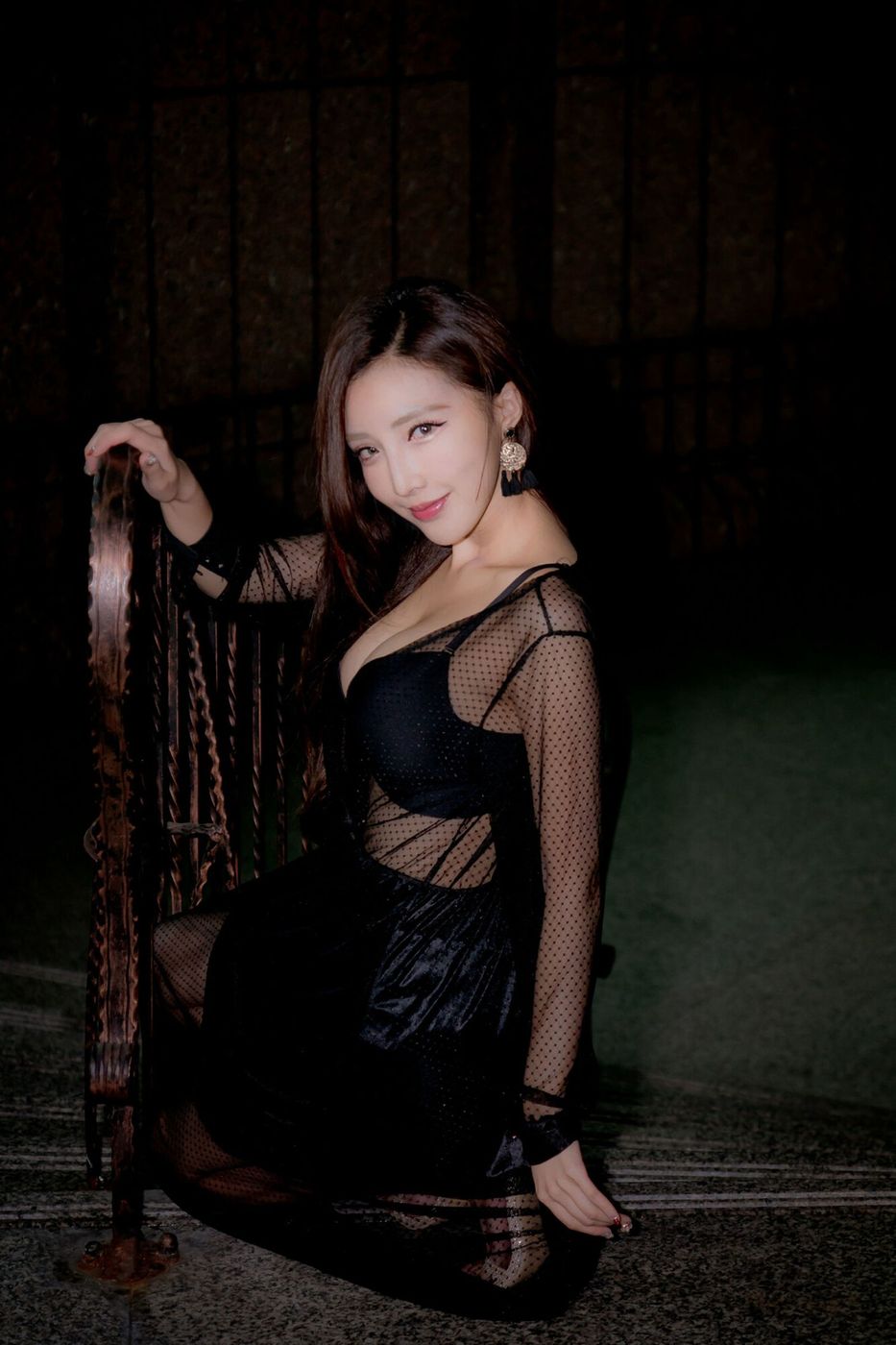 台湾美女腿模赵芸Loveyun书法家性感风美胸短裙外拍写真