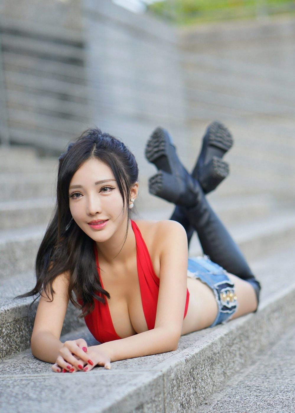 台湾美女嫩模赵芸台中美术馆红色开胸牛仔长靴街拍写真