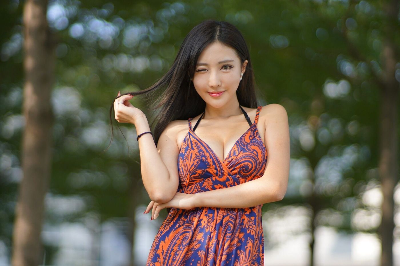 台湾美女腿模趙芸Loveyun台中美术馆优雅长裙丰满美胸外拍