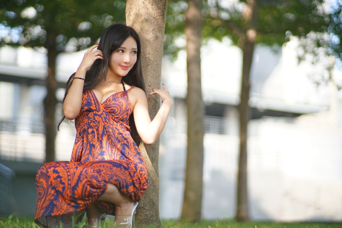 台湾美女腿模趙芸Loveyun台中美术馆优雅长裙丰满美胸外拍