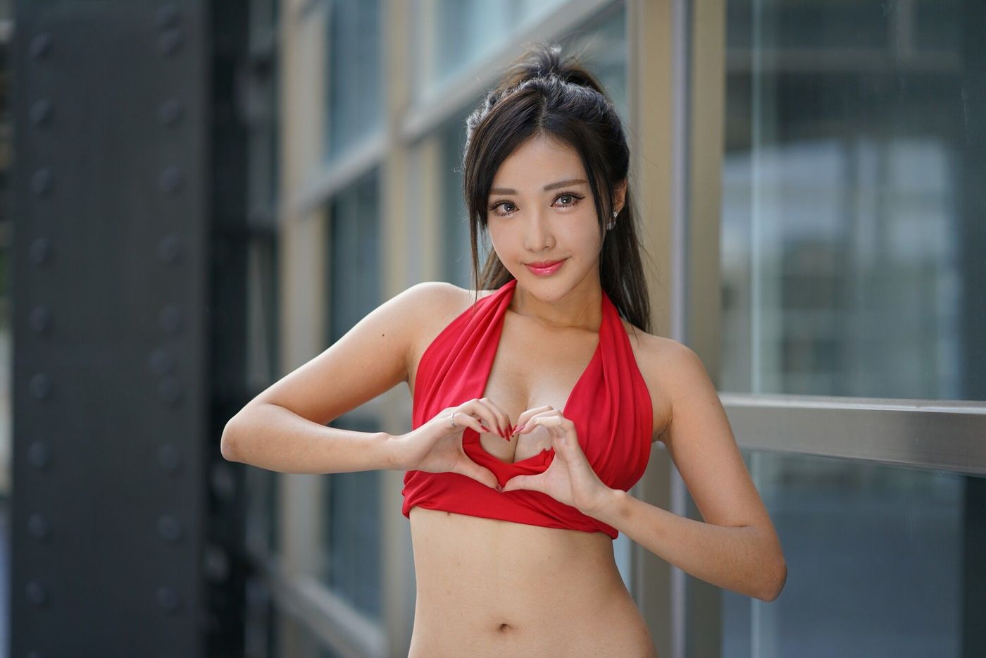 台湾美女嫩模赵芸台中美术馆红色开胸牛仔长靴街拍写真