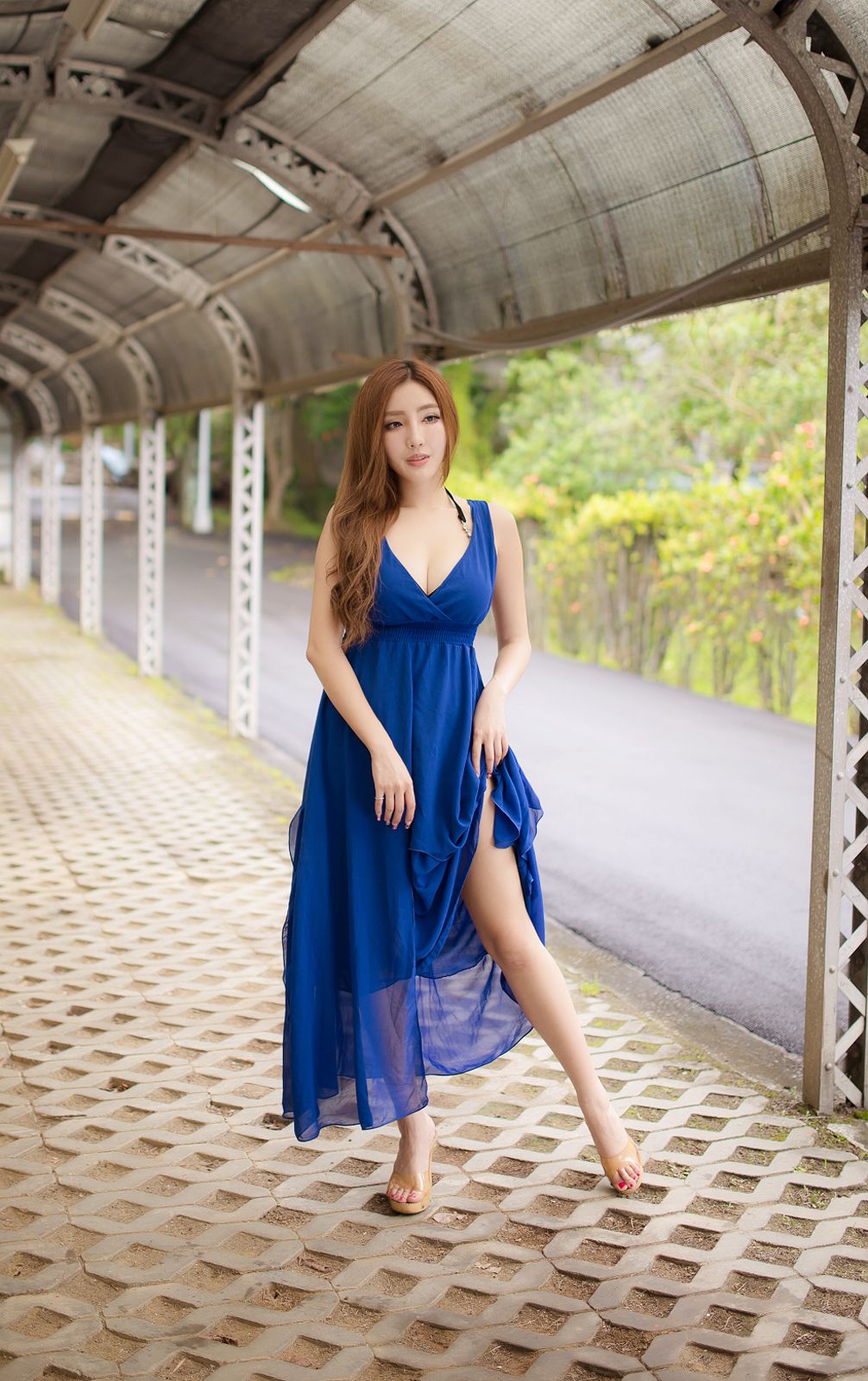 台湾美女腿模趙芸Loveyun蓝色长裙白皙美胸户外唯美写真