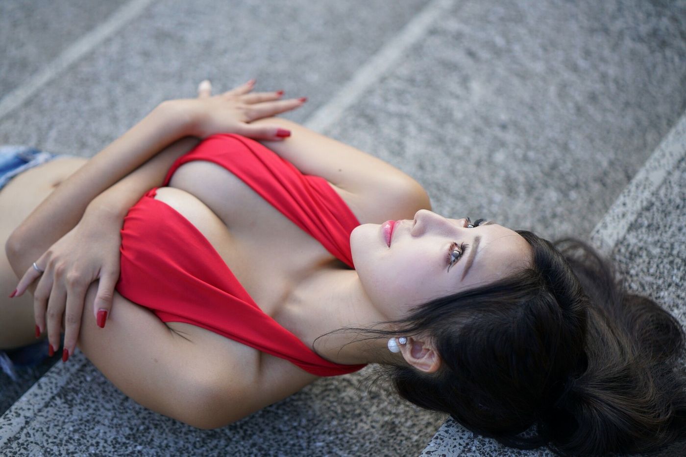 台湾美女嫩模赵芸台中美术馆红色开胸牛仔长靴街拍写真