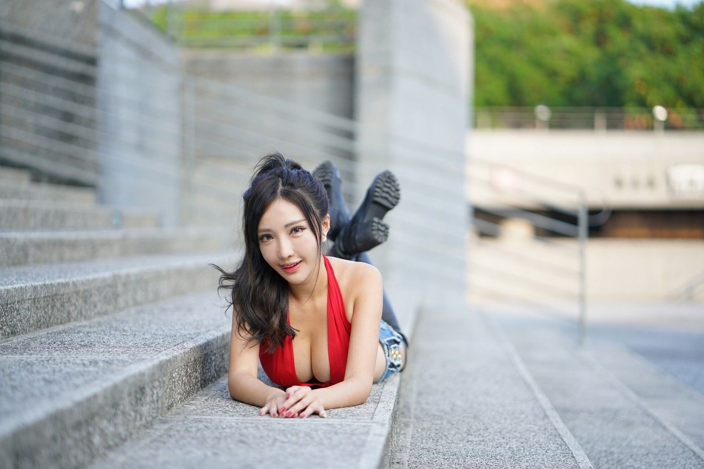 台湾美女嫩模赵芸台中美术馆红色开胸牛仔长靴街拍写真