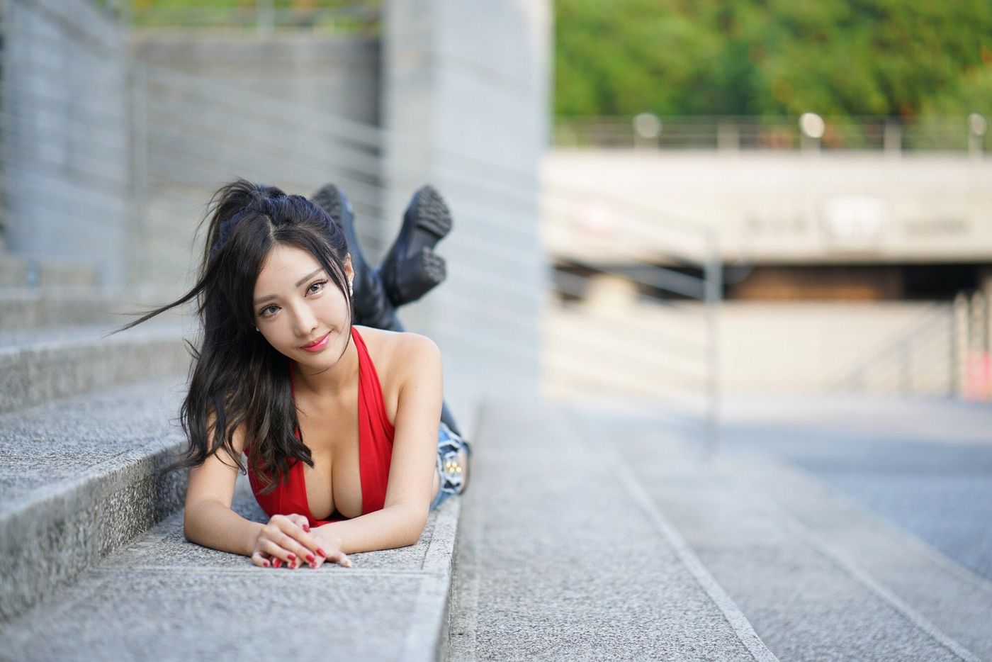 台湾美女嫩模赵芸台中美术馆红色开胸牛仔长靴街拍写真