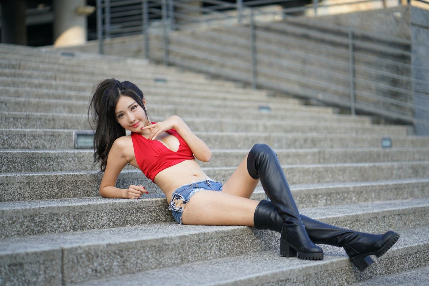台湾美女嫩模赵芸台中美术馆红色开胸牛仔长靴街拍写真