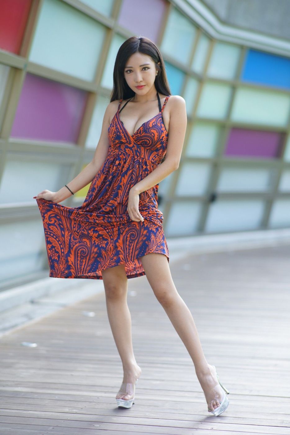台湾美女腿模趙芸Loveyun台中美术馆优雅长裙丰满美胸外拍