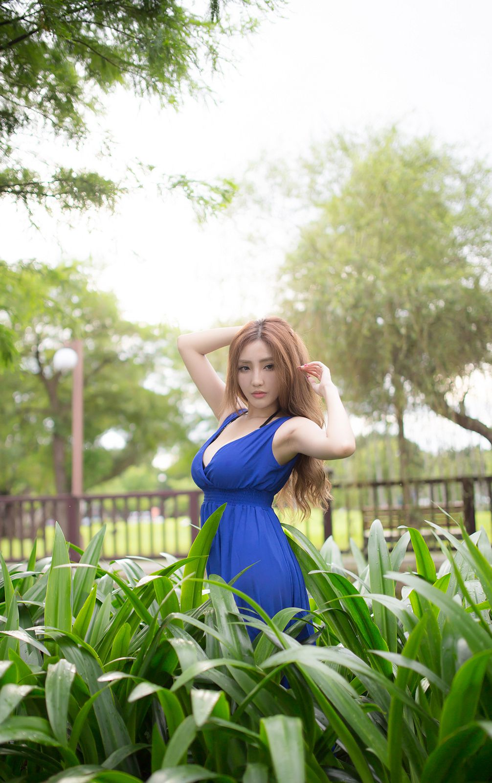 台湾美女腿模趙芸Loveyun蓝色长裙白皙美胸户外唯美写真